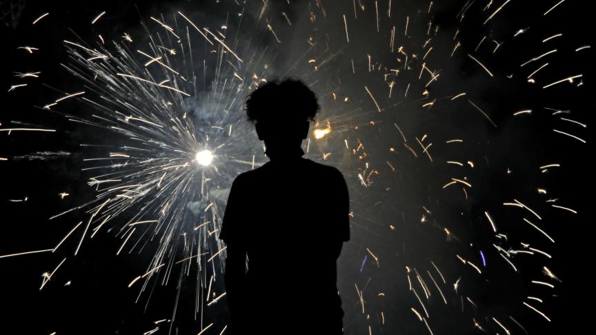 Un Américain regarde des feux d’artifice célébrant la fête nationale aux Etats-Unis, ce samedi 4 juillet.
