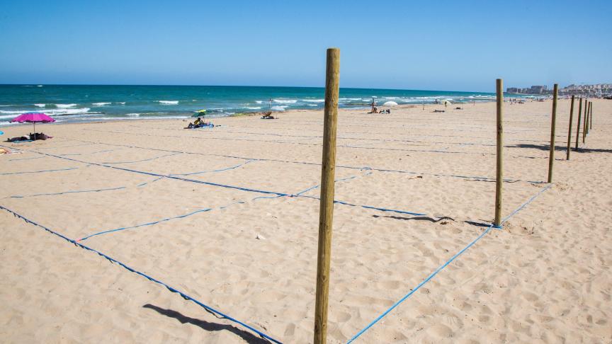 Mesures d’éloignement social prises pour freiner la propagation du coronavirus sur une plage à Torrevieja, en Espagne.