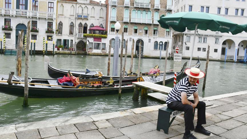 Un gondolier attend désespérément des touristes à Venise.