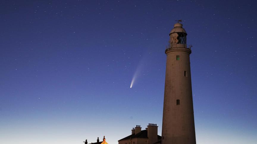 La comète Neowise illumine le ciel près du phare de St Mary’s à Whitley Bay en Angleterre.