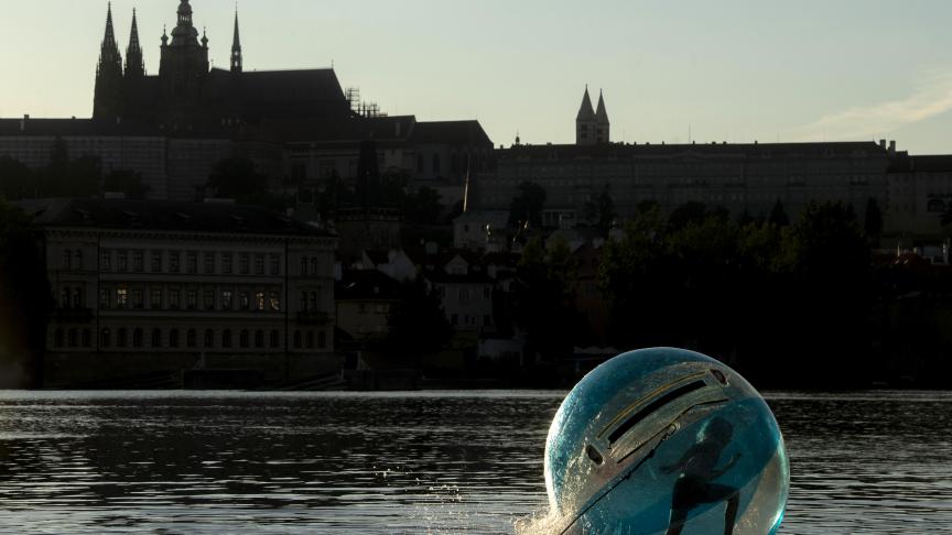 Un enfant profite des jeux aquatiques sur la rive de la Vltava à Prague.