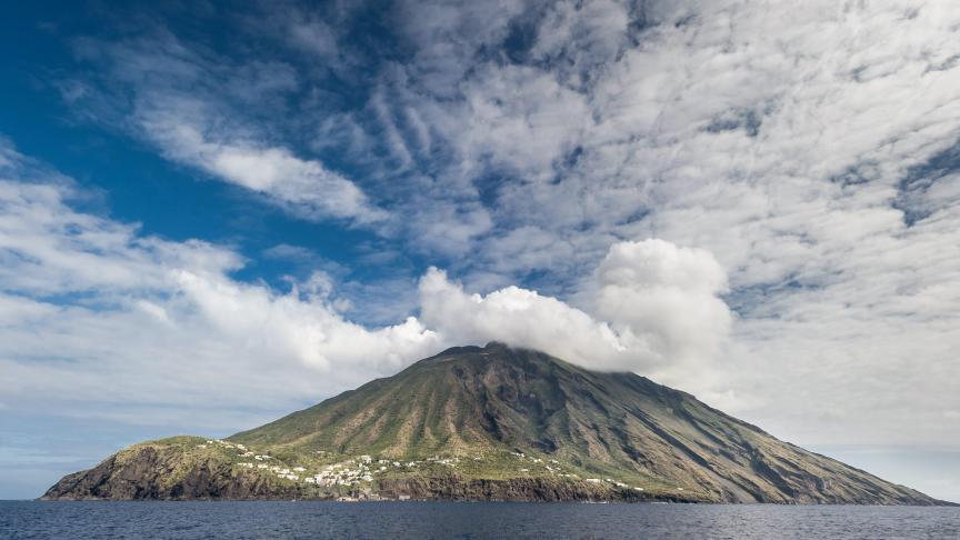 Le volcan est un des plus actifs au monde. L’année passée, il est entré en éruption plusieurs fois.