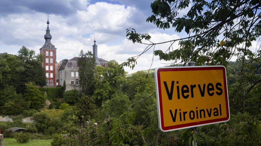 Vierves-sur-Viroin, un village tout en montées et descentes, avec le château de style classique des comtes de Hamal.