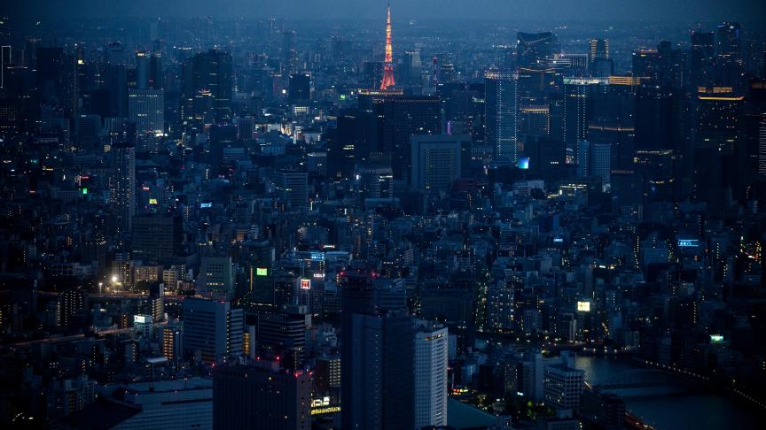 Une vue générale et nocturne de la ville de Tokyo, au Japon.