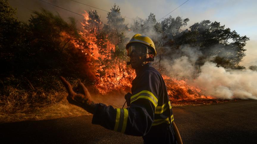 Un pompier fait face à d’importants feux près de Monterrey, au Mexique.