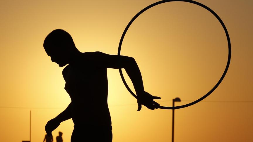 Un homme fait du hula hoop à Tel Aviv.