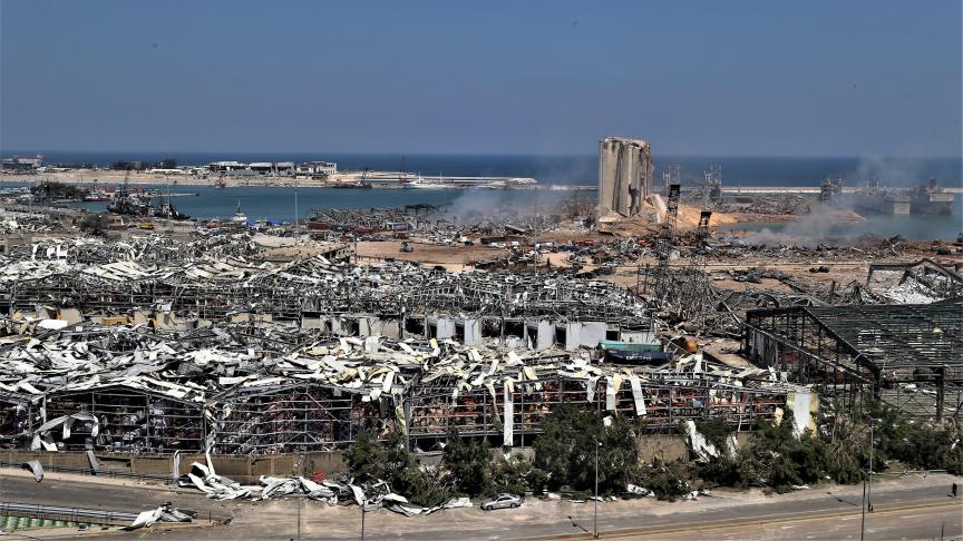 La zone portuaire de la capitale libanaise est totalement dévastée.