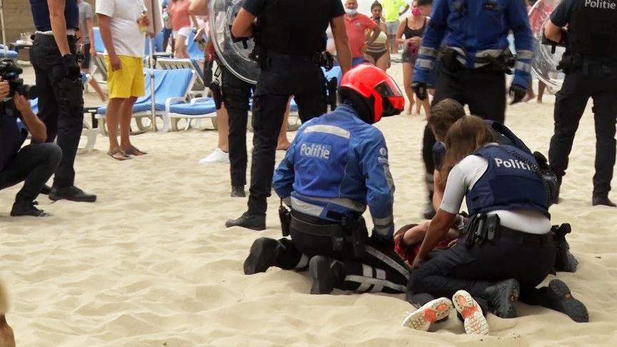 Sur la plage de Blankenberge, samedi, des policiers procèdent à une vingtaine d’arrestations. Des jeunes se sont rebellés à coups de parasols et de transats
!