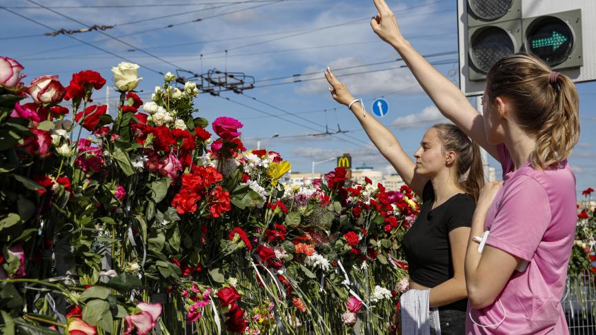 Fleurs et «
V
» de la victoire
: hommage, mardi, au manifestant abattu la veille, à Minsk.