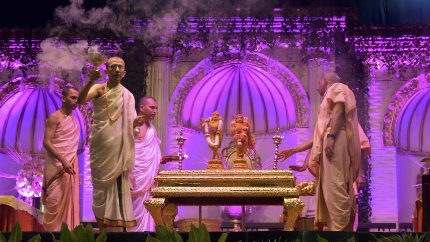 Les prêtres hindous offrent de l’encens aux idoles des dieux Krishna et à sa compagne Radha pendant 'Abhisheka', rituel sacré d’onction, tenu dans le cadre des célébrations de Krishna Janmashtami.