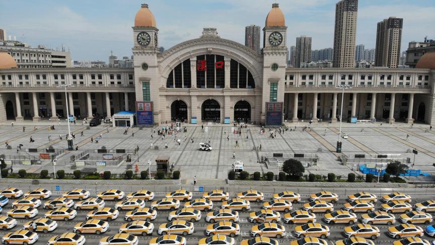 Une vue aérienne des taxis faisant la queue pour prendre des passagers à la gare de Hankou en Chine.
