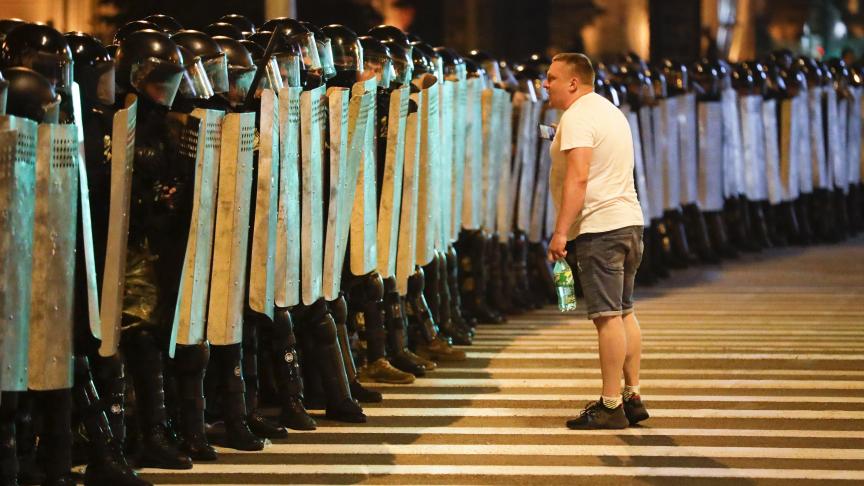 Affrontements entre la police et des manifestants après la tenue d’élections présidentielles en Biélorussie.