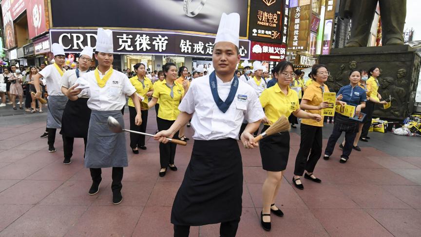 Les restaurateurs de Chagsha dancent dans les rues pour fêter la réouverture des restaurants. Quelques jours après, la polémique s’empare d’un établissement.