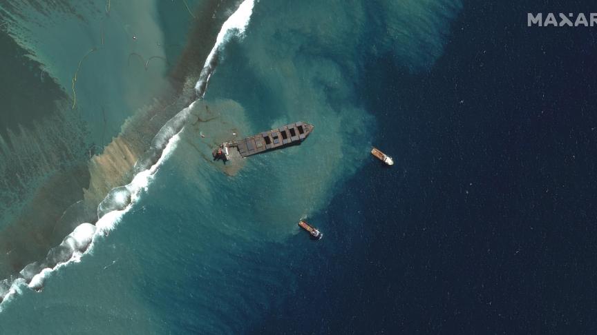 Une vue aérienne de la marée noire qui était en cours du côté de l’île Maurice.