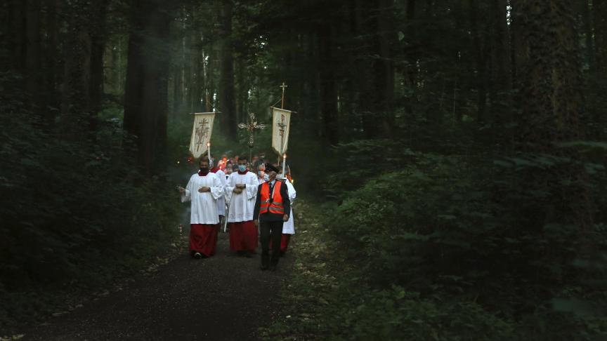 Des croyants marchent à travers la forêt pour l’Assomption, le 15 août, du côté de Ziemetshausen, en Allemagne.