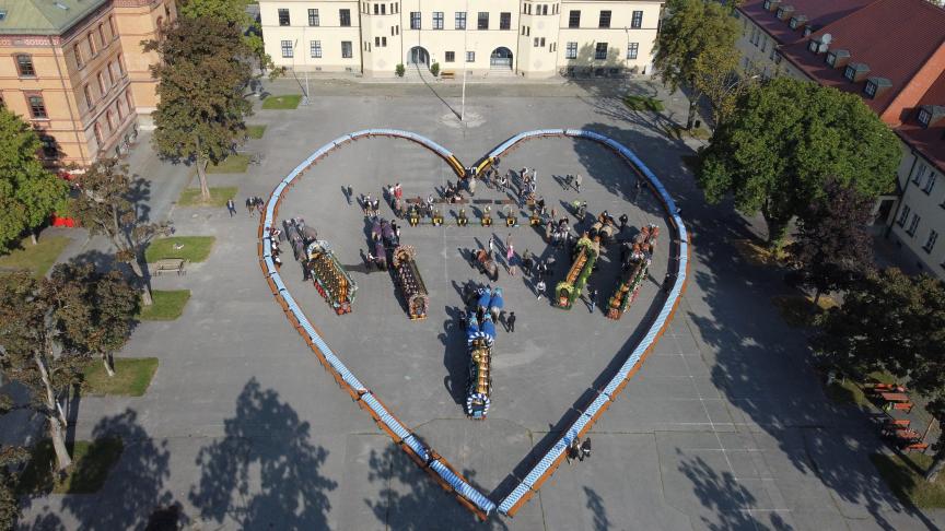 Un cœur géant a été formé avec des bancs normalement utilisés lors de la fête de la bière à Munich.