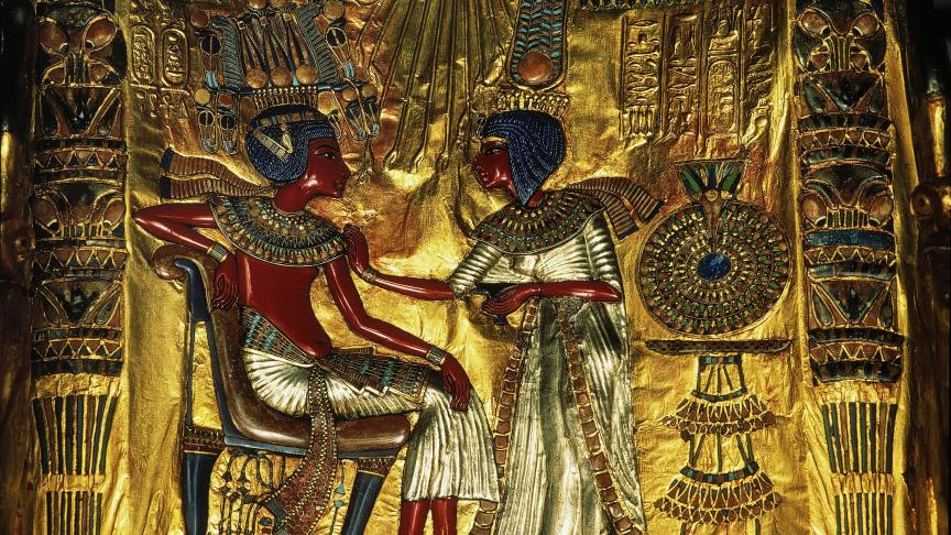 Toutankhamon et son épouse Ânkhésenamon. Relief du dossier du trône royal, trésor du tombeau de Toutankhamon. Le Caire, Musée Égyptien.