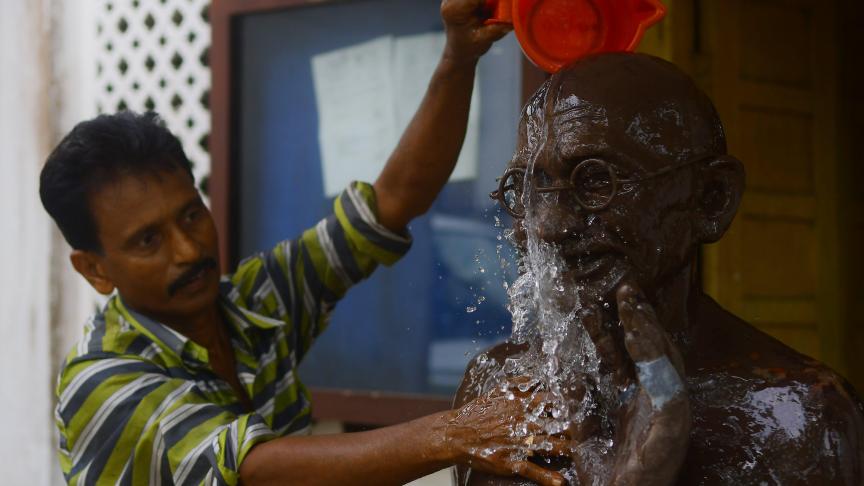 Un travailleur nettoie la statue du Mahatma Gandhi à la veille de son anniversaire, à Agartala, en Inde.