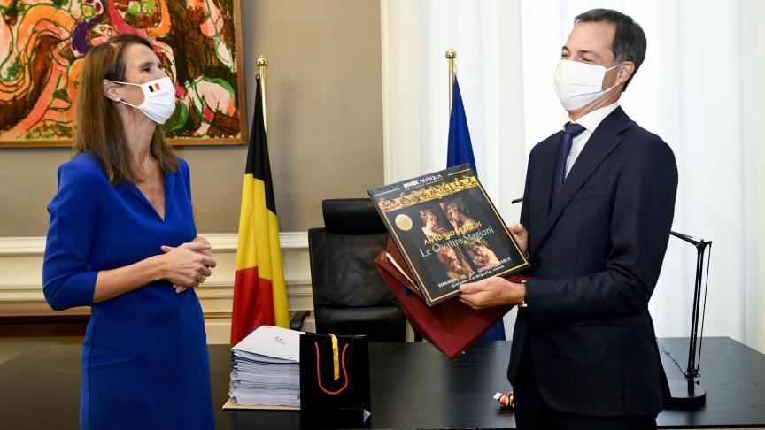 Alexander De Croo est nommé Premier ministre belge en remplacement de Sophie Wilmes. Celle-ci lui a offert un vinyle des Quatre saisons de Vivaldi, en référence au nom donné à la nouvelle coalition.