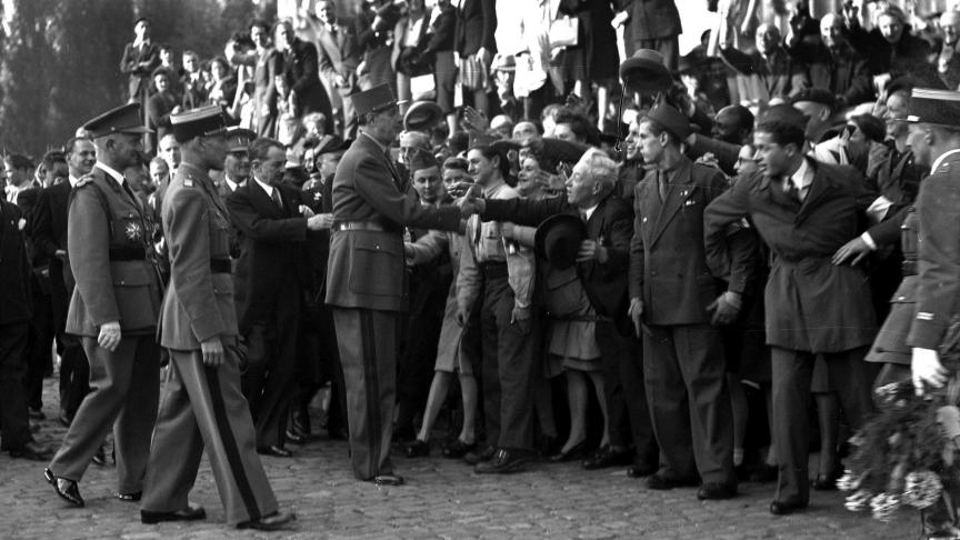 À Laeken, nombreux sont ceux qui veulent serrer la main du Général, héros de la victoire des Alliés.