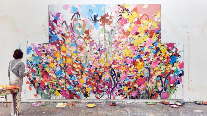 Le peintre Arne Quinze face à la toile de «
Wildflower Garden
».
