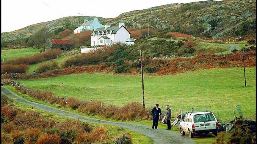 Des policiers surveillent la route montant à la villa de Sophie Toscan du Plantier, près du village de Skull, dans le sud de l’Irlande.