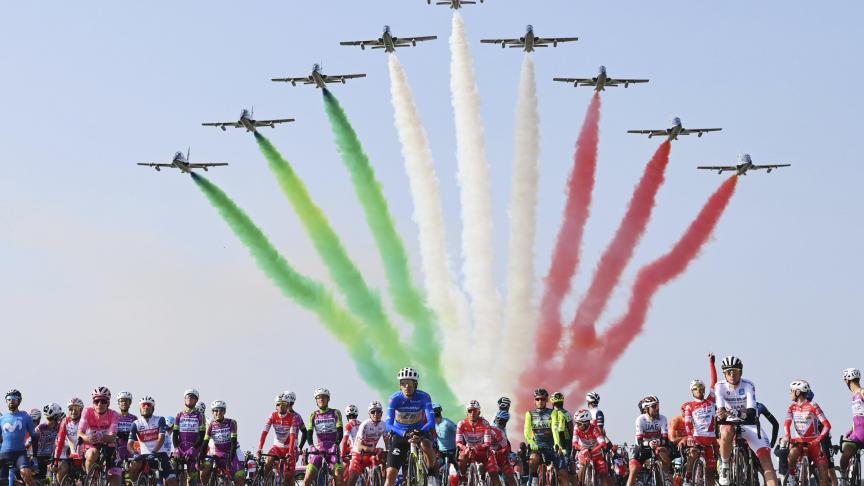L’équipe de voltige italienne de la Frecce Tricolori survole le peloton avant la 15ème étape du Tour d’Italie.