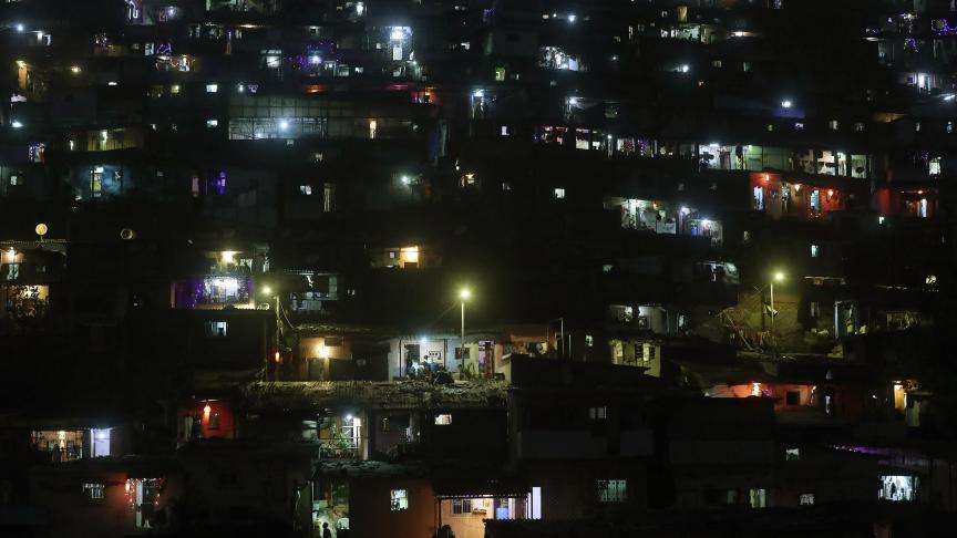 Une colonie de bidonvilles est décorée de lanternes et de lumières lors de la célébration Diwali, la fête hindoue des lumières, à Mumbai, en Inde.