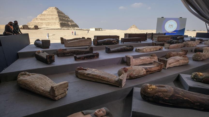 Les responsables des antiquités égyptiennes ont annoncé la découverte d’au moins 100 cercueils anciens, certains avec des momies à l’intérieur, et environ 40 statues dorées au sud du Caire, dans une vaste nécropole à Saqqara,.