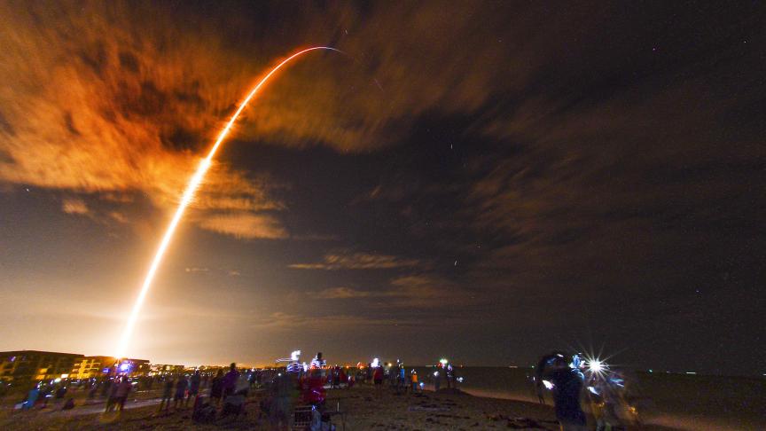 La foule assiste au lancement du SpaceX Falcon 9 Crew Dragon sur la plage de Cap Canaveral, en Floride.