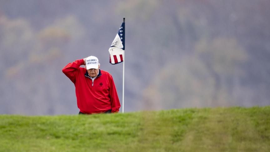 L’agenda officiel du président est désespérément vide, alors Donald Trump s’adonne de plus en plus souvent au golf - ce samedi encore, sur son parcours de Virginie -, son hobby favori.