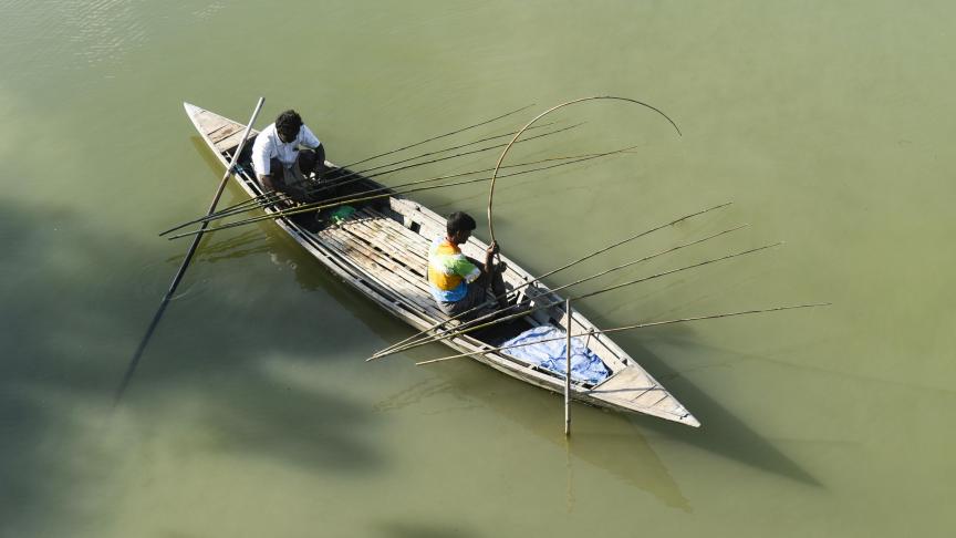 Un pêcheur sur un lac à Barpeta, en Inde.