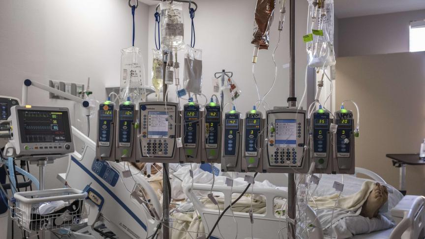Dans la chambre d’un malade du Covid à Houston. Le Texas avec 23.200 morts paie un lourd tribut à la maladie. © AFP.