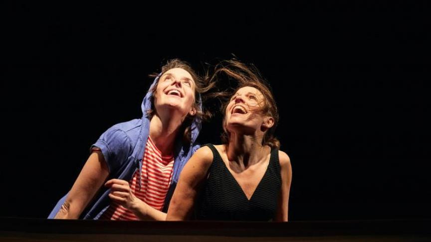 Coralie Vanderlinden et Sophie Linsmaux dans «C’est ta vie!» de la Compagnie 3637. © Marie-Hélène Tercafs.
