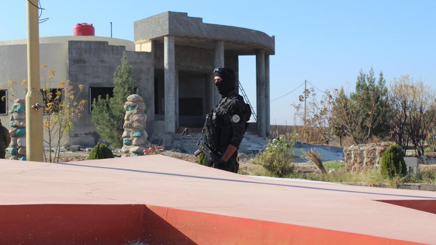 Les forces spéciales kurdes patrouillent devant le palais de justice en construction proche de Qamishli (Syrie), où pourraient être jugés les terroristes étrangers de Daesh.
