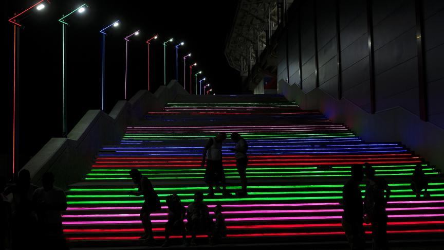 La population profite du spectacle d’escaliers illuminés dans un stade de baseball à La Guaira, au Venezuela.
