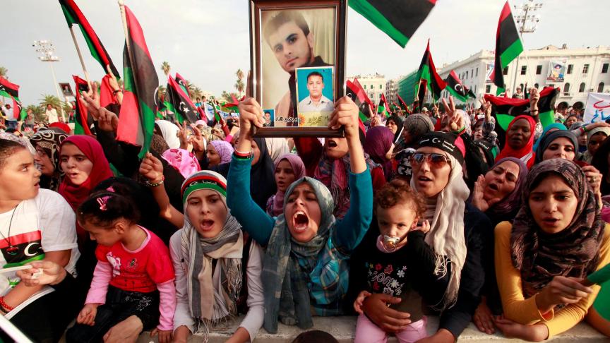 Des peuples se soulèvent contre la tyrannie. Ici le 23 octobre 2011 à Tripoli, en Libye, trois jours après l’assassinat par des rebelles de Mouammar Kadhafi, qui avait imposé sa main de fer sur le pays pendant 42 ans.