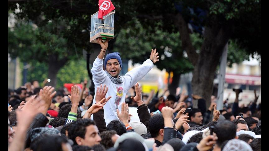 «L’homme à la cage», un manifestant lors du grand rassemblement du 14 janvier 2011 à Tunis, est devenu l’une des figures emblématiques de la révolution tunisienne.
