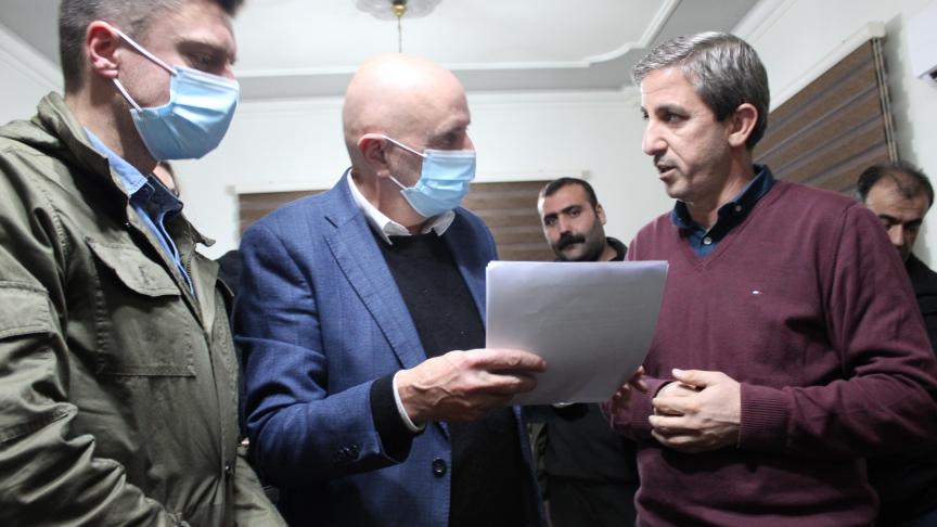 Le Dr. Firaz Sulaiman remet aux députés belges Koen Metsu (N-VA) et Georges Dallemagne (CDH) six dossiers médicaux de blessés de guerre kurdes.