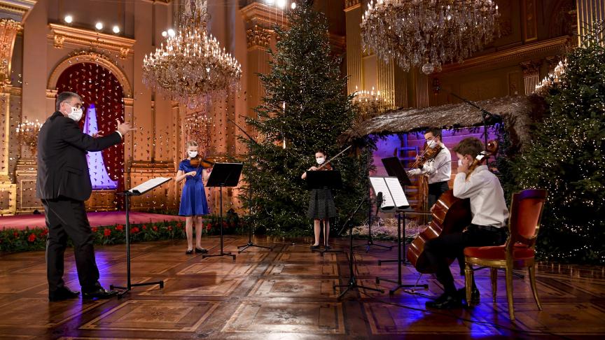 La princesse Éléonore, 12 ans, a joué un peu de violon lors du concert de Noël.