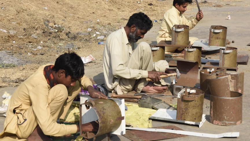 Des forgerons fabriquent des poêles traditionnels à Amritsar en Inde.