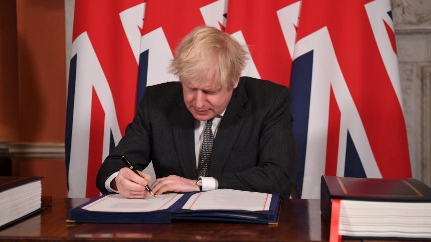 Le Premier ministre britannique Boris Jonson signe l’accord post-brexit entre le Rouyaume-Uni et l’Union européenne