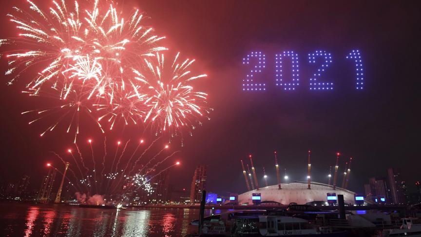 Des feux d’artifice et des drones illuminent le ciel de Londres pour le Nouvel An.