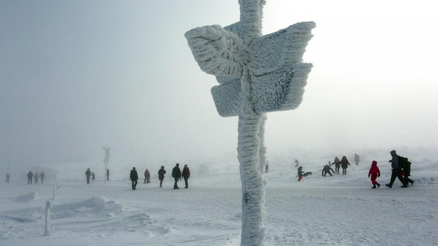 La population profite de la neige sur la montagne Brocken à Schierke, en Allemagne.