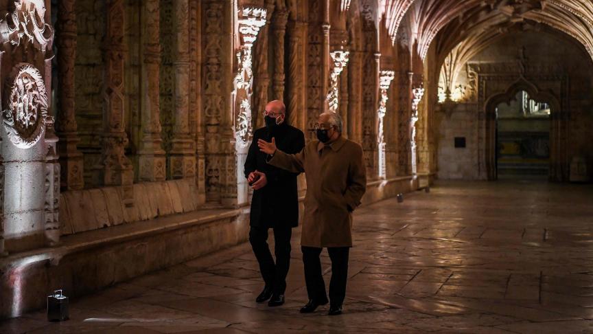 Le Premier ministre portugais Antonio Costa (à dr.) a fait office de guide à Charles Michel, lors de sa visite au monastère des Hiéronymites, à la faveur de son déplacement à Lisbonne, le 5 janvier.