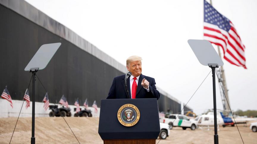 Le président américain Donald Trump fait des gestes alors qu'il s'exprime lors d'une visite au mur de la frontière entre les États-Unis et le Mexique, à Alamo, Texas, États-Unis, le 12 janvier 2021.