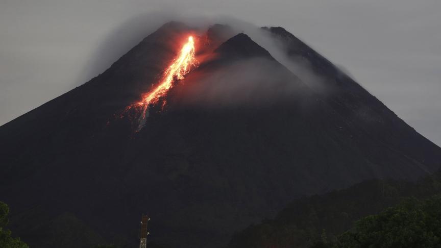 L’activité du Mont Merapi en Indonésie continue. Le niveau d’alerte au plus haut pour la seconde fois depuis novembre.