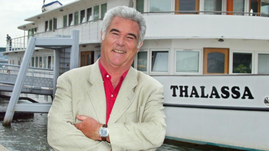 Georges Pernoud devant son bateau-studio pour l’émission «Thalassa».