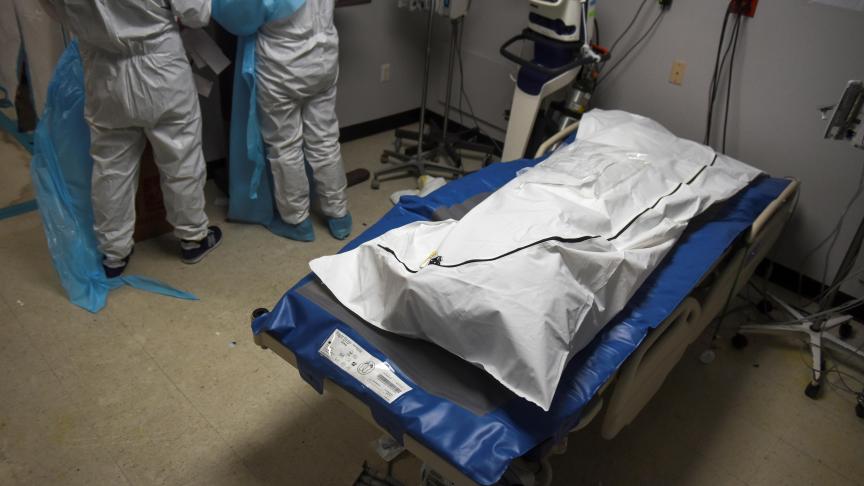 Un patient décédé gît dans un sac mortuaire à l'intérieur d'une unité de traitement covid au United Memorial Medical Center, à Houston, Texas, États-Unis, le 12 décembre 2020.