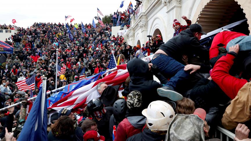 Les manifestants pro-Trump se ruent à l’intérieur du Capitole, le 6 janvier dernier: «C’était une manifestation violente qui a mal tourné, ce n’était pas non plus un coup d’Etat», nuance Didier Combeau.